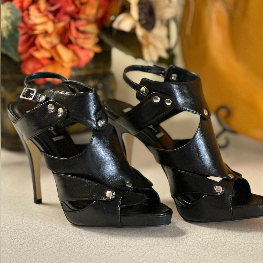 NWOT Gladiator Strappy Heels 🖤🔥